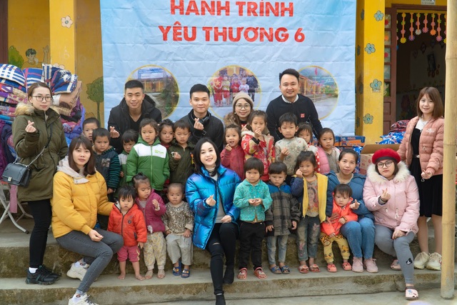 CEO Nguyễn Thị Ánh hỗ trợ trẻ em đồng bào vùng cao trong “Hành trình yêu thương 6” tại Sapa- Lào Cai - Ảnh 4.