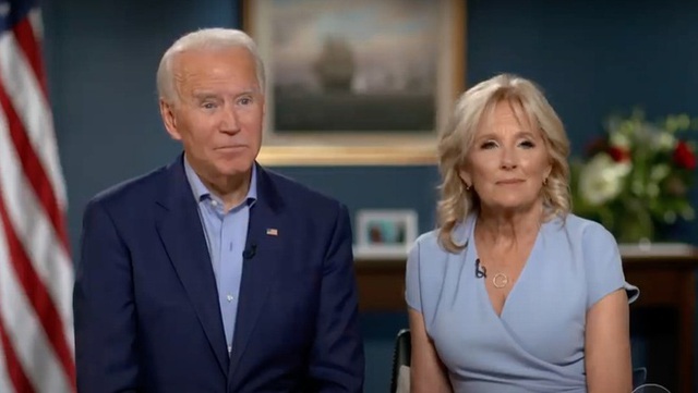 Hình ảnh ông Biden cười tươi ngập tràn hạnh phúc đón Giáng sinh bên vợ và các con cháu - Ảnh 4.