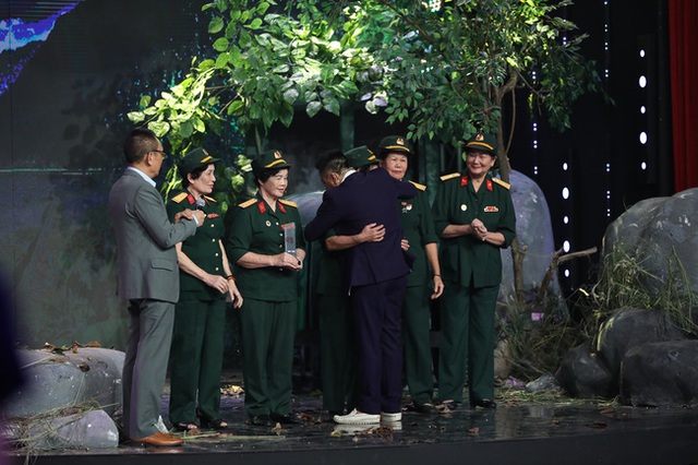 Ký ức vui vẻ: Trung đội nữ lái xe Trường Sơn xuất hiện, MC Lại Văn Sâm nể phục nói câu này - Ảnh 5.