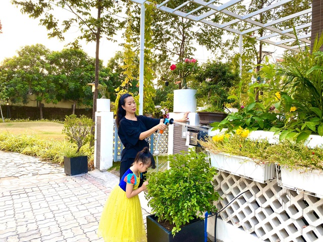 Á hậu Trịnh Kim Chi hạnh phúc giản đơn bên chồng doanh nhân và hai cô con gái thông minh, xinh đẹp - Ảnh 3.