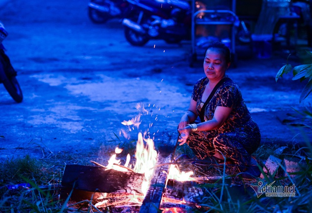 Người Sài Gòn đốt lửa sưởi ấm trong cái lạnh 20 độ C - Ảnh 1.