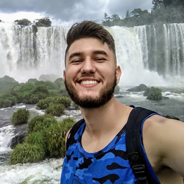 Mất mạng khi đứng selfie ở thác nước cao 10 m tại Brazil - Ảnh 2.