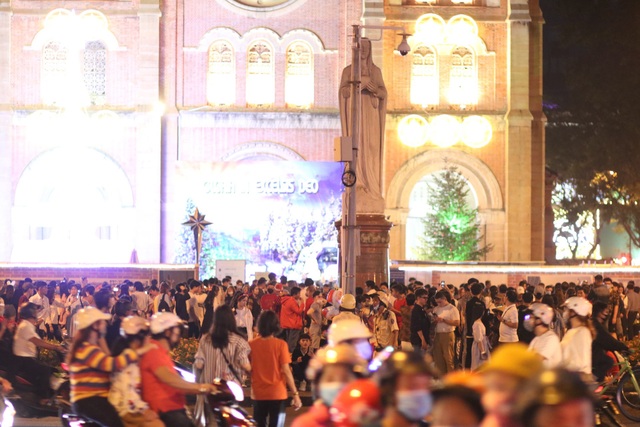 Người Sài Gòn mang khẩu trang, đổ xô vào trung tâm thành phố chơi Noel - Ảnh 15.