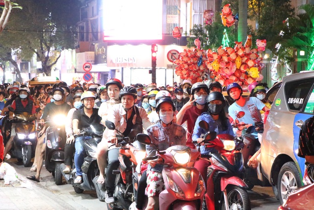 Người Sài Gòn mang khẩu trang, đổ xô vào trung tâm thành phố chơi Noel - Ảnh 1.