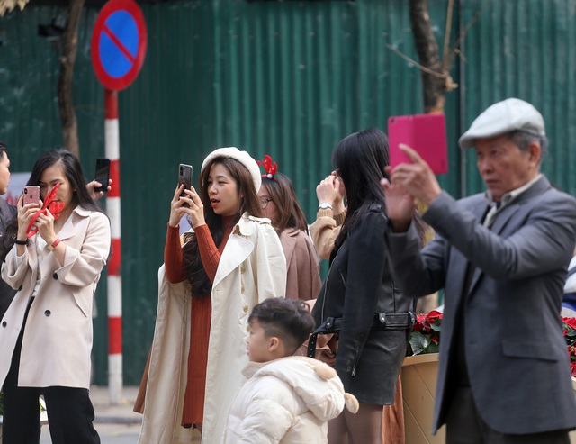 Hà Nội: Người dân nô nức kéo đến Nhà thờ Lớn check-in trước lễ Giáng sinh - Ảnh 3.