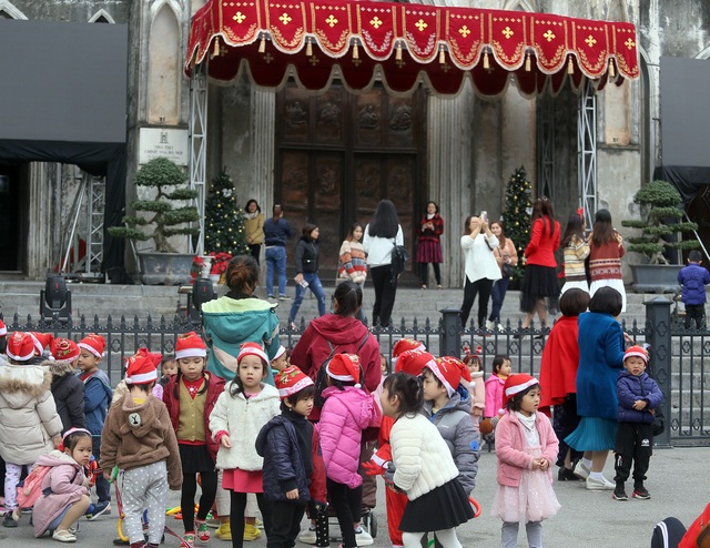 Hà Nội: Người dân nô nức kéo đến Nhà thờ Lớn check-in trước lễ Giáng sinh - Ảnh 13.