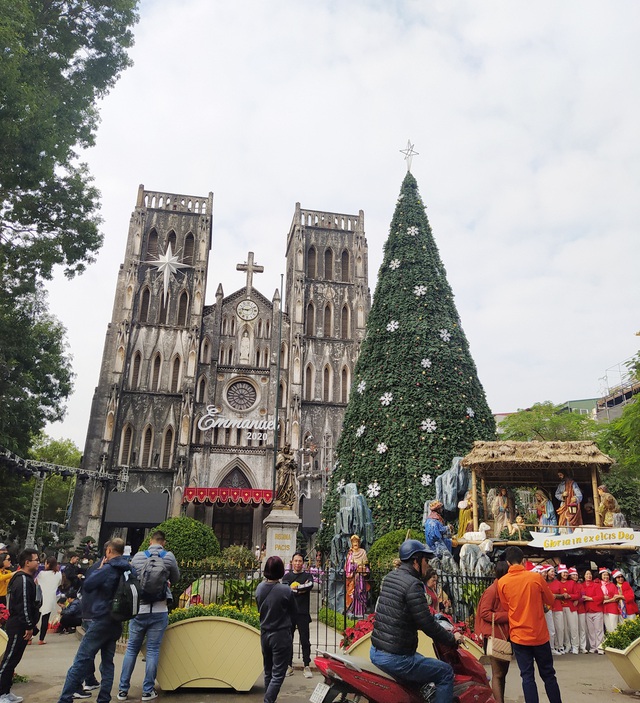 Hà Nội: Người dân nô nức kéo đến Nhà thờ Lớn check-in trước lễ Giáng sinh - Ảnh 2.