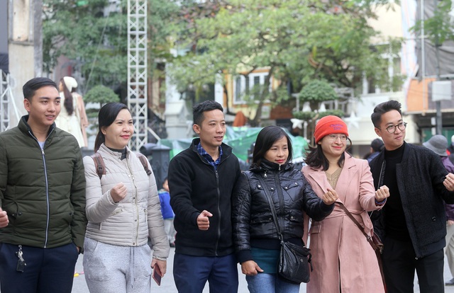 Hà Nội: Người dân nô nức kéo đến Nhà thờ Lớn check-in trước lễ Giáng sinh - Ảnh 6.