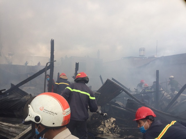  Hỏa hoạn dữ dội khiến 4 căn nhà cháy rụi hoàn toàn ở Lâm Đồng  - Ảnh 1.