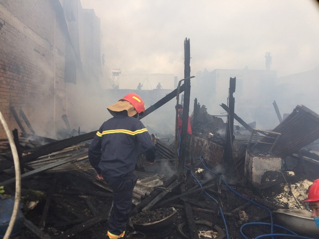  Hỏa hoạn dữ dội khiến 4 căn nhà cháy rụi hoàn toàn ở Lâm Đồng  - Ảnh 2.