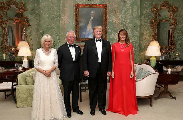 Ông Trump bị nghi photoshop ảnh Noel cuối cùng ở Nhà Trắng - Ảnh 3.