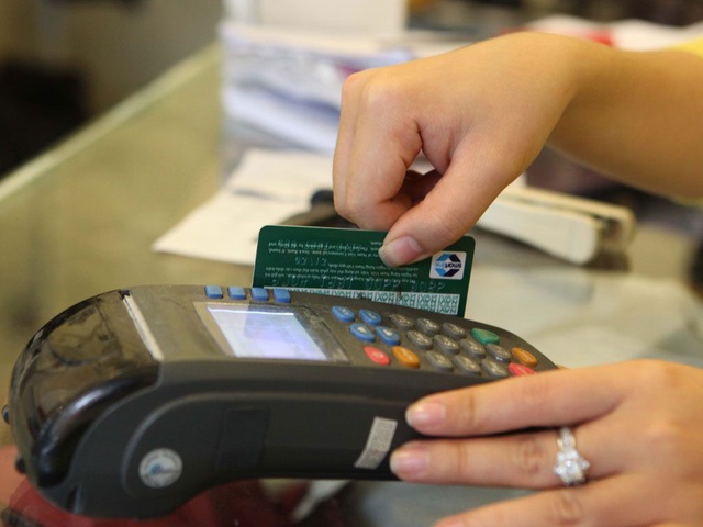 Khách hàng có nguy cơ bị đánh cắp thông tin, các ngân hàng ráo riết “khai tử” thẻ từ, thay bằng thẻ chip - Ảnh 2.