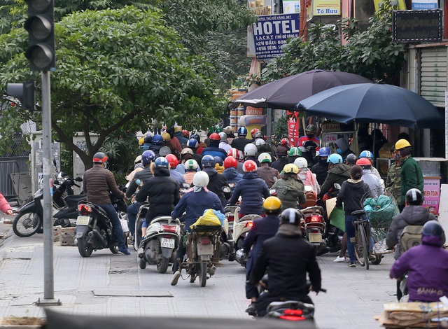 Hà Nội: Ngao ngán nhích từng centimet qua khu vực thi công hầm chui Lê Văn Lương - Ảnh 14.