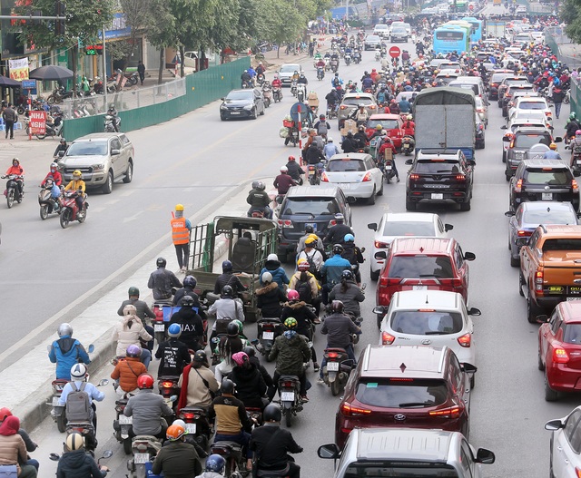 Hà Nội: Ngao ngán nhích từng centimet qua khu vực thi công hầm chui Lê Văn Lương - Ảnh 6.