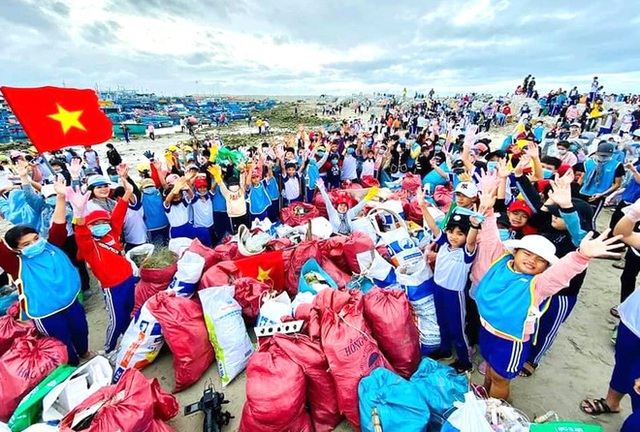 Ninh Thuận: Hơn 8.600 tình nguyện viên đã dọn sạch bờ biển thu gom gần 190 tấn rác - Ảnh 1.
