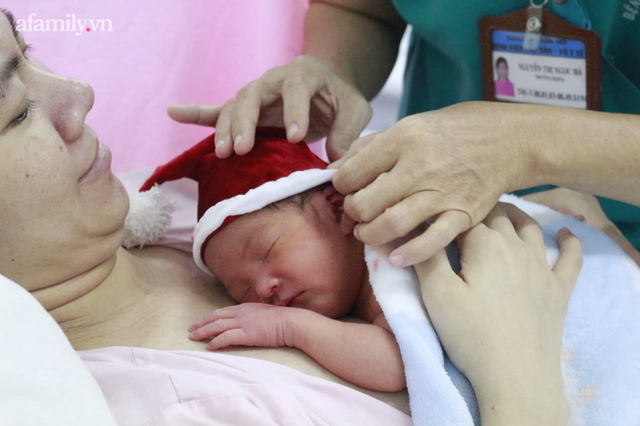 Ngắm những em bé sinh non, nhẹ ký biến hóa thành thiên thần mũ đỏ đáng yêu trong đêm Giáng sinh đầu đời - Ảnh 7.