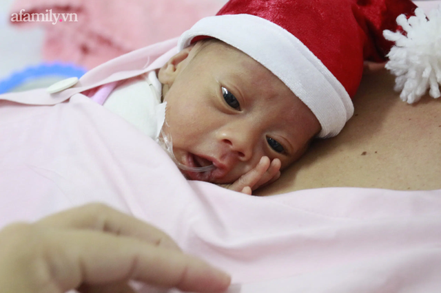 Ngắm những em bé sinh non, nhẹ ký biến hóa thành thiên thần mũ đỏ đáng yêu trong đêm Giáng sinh đầu đời - Ảnh 8.
