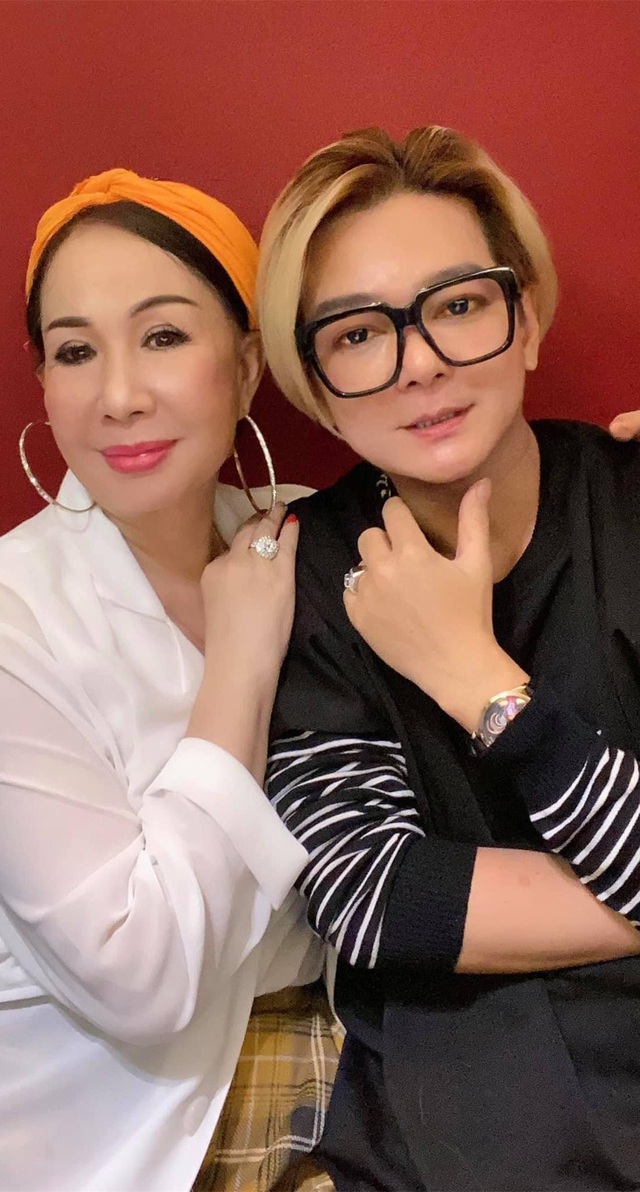 Ca sĩ Vũ Hà hạnh phúc bên bà xã 60 tuổi - Ảnh 1.