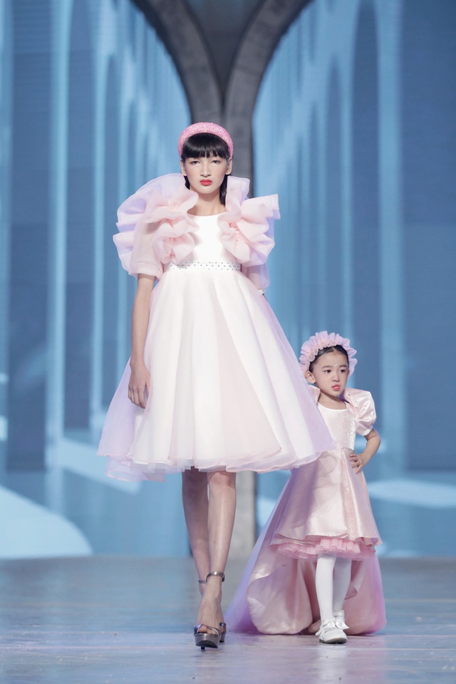 Choáng ngợp màn trình diễn của dàn mẫu nhí tại Vietnam Junior Fashion Week - Ảnh 2.