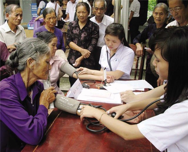 Chính sách để thích ứng với già hóa dân số ở Việt Nam - Ảnh 1.
