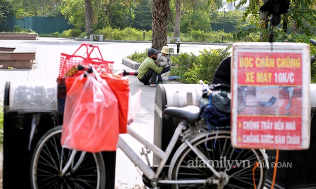 Chuyện gà trống ôm con mưu sinh trên vỉa hè Hà Nội: Con vừa chào đời thì vợ mất, con 4 tuổi - 2 bố con đón đủ 4 cái Tết ngoài đường - Ảnh 4.