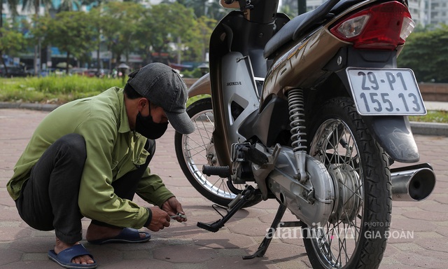 Chuyện gà trống ôm con mưu sinh trên vỉa hè Hà Nội: Con vừa chào đời thì vợ mất, con 4 tuổi - 2 bố con đón đủ 4 cái Tết ngoài đường - Ảnh 6.