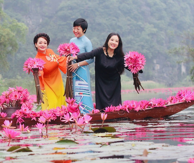 Trà My, Thanh Thanh Hiền và Thảo Vân khoe sắc bên hoa súng ở Tam Cốc - Ảnh 1.