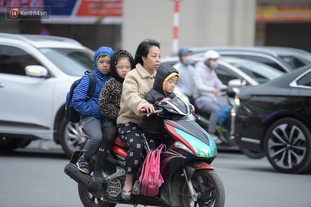 Hà Nội: Ùn tắc từ sáng sớm, nhiều em nhỏ mặc áo ấm vẫn còn ngái ngủ khi đến trường - Ảnh 12.