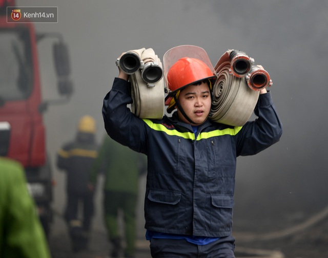 Hà Nội: Cháy lớn bãi rác rộng hơn 1.000m2 dưới chân cầu Thanh Trì, khói đen bao trùm cả bầu trời - Ảnh 3.