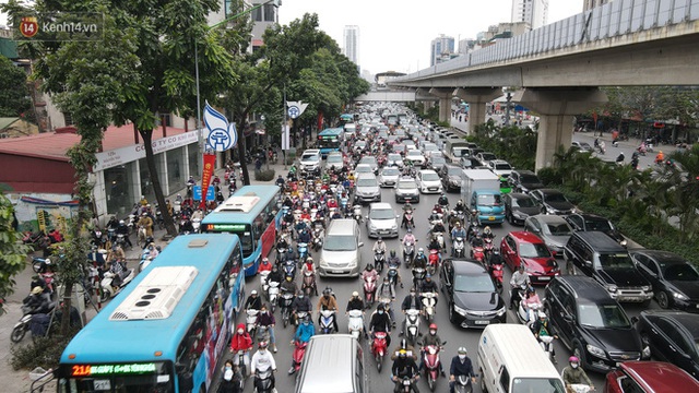 Hà Nội: Ùn tắc từ sáng sớm, nhiều em nhỏ mặc áo ấm vẫn còn ngái ngủ khi đến trường - Ảnh 4.