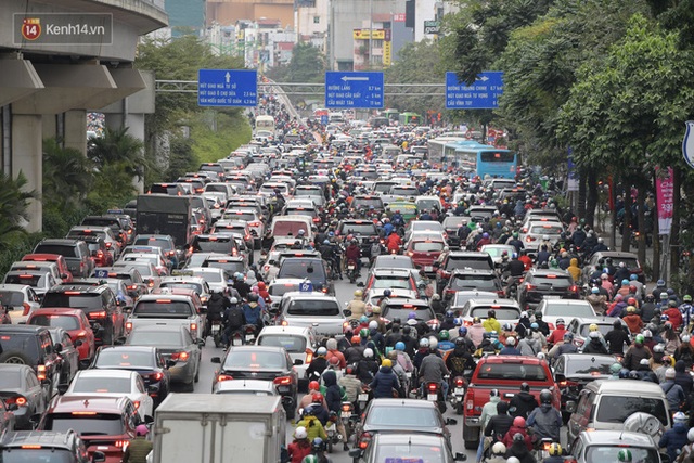 Hà Nội: Ùn tắc từ sáng sớm, nhiều em nhỏ mặc áo ấm vẫn còn ngái ngủ khi đến trường - Ảnh 6.