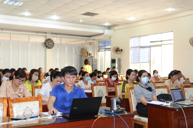 TTYT Vân Đồn tập huấn phòng chống dịch COVID-19 cho giáo viên - Ảnh 1.