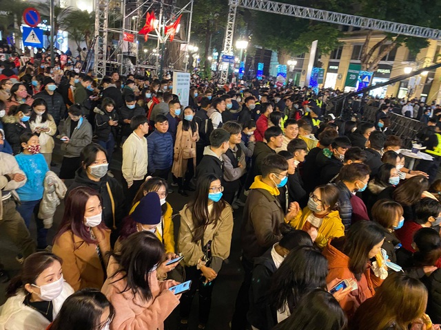 Hàng nghìn người đang ùn ùn kéo lên trung tâm Thủ đô đón năm mới 2021 - Ảnh 7.