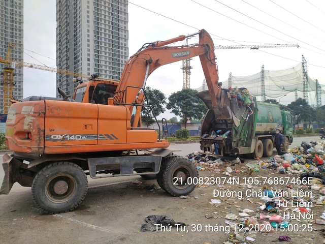 Hà Nội: Xuyên đêm di dời hơn 200 tấn rác thải tồn đọng trước thềm năm mới - Ảnh 2.