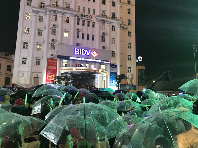 Giới trẻ Huế đội mưa tập trung tại trung tâm thành phố chào đón countdown 2021 - Ảnh 5.