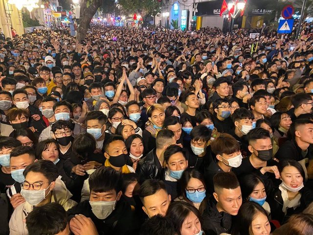 Người dân ngất xỉu do chen lấn tại điểm countdown chào năm mới 2021  - Ảnh 3.