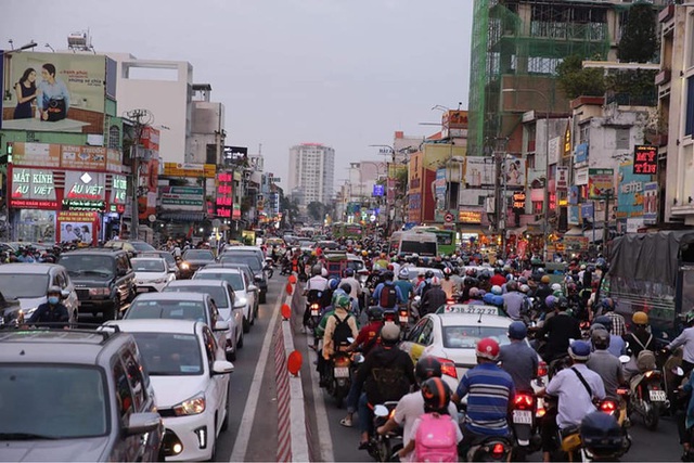 Người dân cả nước bắt đầu ra phố chờ xem bắn pháo hoa, đón Giao thừa năm 2021 - Ảnh 7.