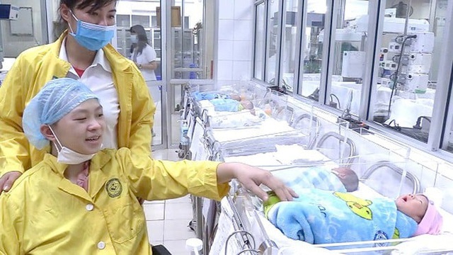 Bộ trưởng Bộ Y tế khen hai bệnh viện phối hợp cứu thành công mẹ con sản phụ 30 tuần thai gặp tai nạn nghiêm trọng - Ảnh 2.
