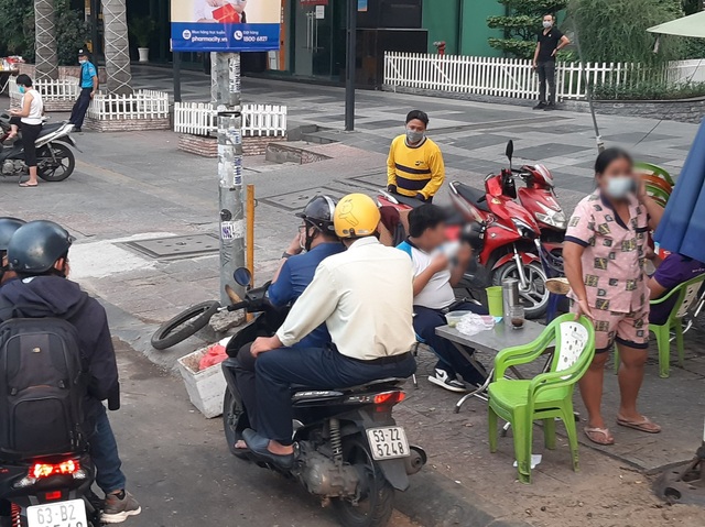 Nhiều người dân bị phạt hành chính do không đeo khẩu trang - Ảnh 2.