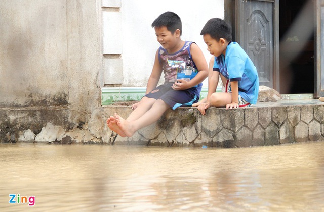 Người dân dọn đồ lên thuyền tránh lũ - Ảnh 6.