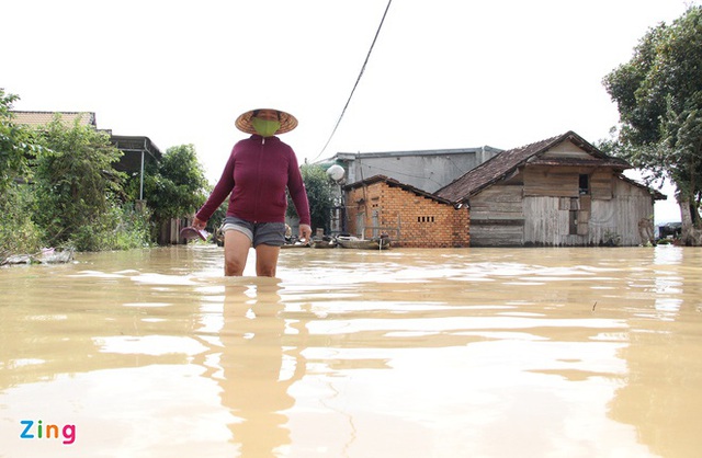 Người dân dọn đồ lên thuyền tránh lũ - Ảnh 3.