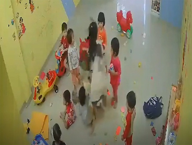 Cô giáo mầm non đánh, xách tay trẻ kéo vào góc khuất camera - Ảnh 1.