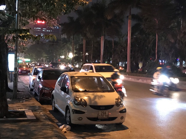 Hà Nội: Cận cảnh xe ô tô bức tử lòng đường Hoàng Quốc Việt gây tắc nghẽn nghiêm trọng - Ảnh 2.