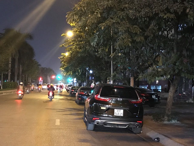 Hà Nội: Cận cảnh xe ô tô bức tử lòng đường Hoàng Quốc Việt gây tắc nghẽn nghiêm trọng - Ảnh 6.
