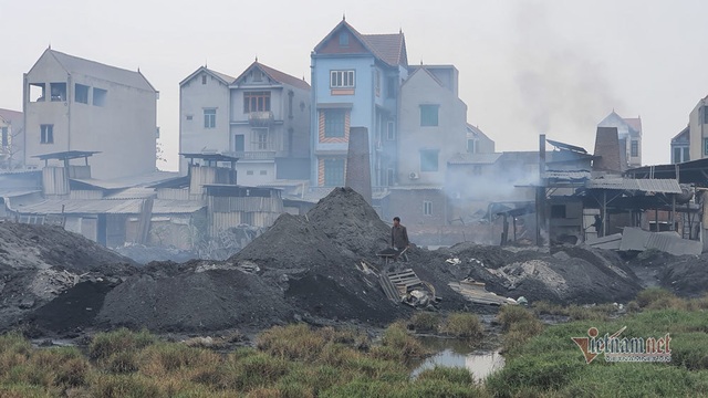Ô nhiễm chưa từng có, cả làng chung sống với núi rác thải 370.000 tấn - Ảnh 2.