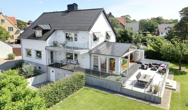 Ngôi nhà màu trắng mang nắng ngập tràn được thiết kế theo phong cách Bắc Âu nổi bật bên vườn cây xanh mát - Ảnh 1.