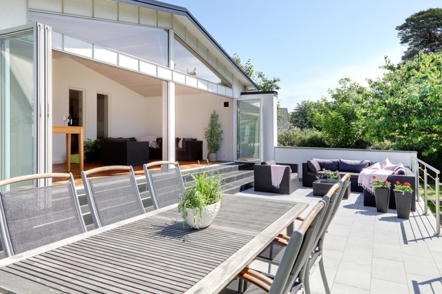 Ngôi nhà màu trắng mang nắng ngập tràn được thiết kế theo phong cách Bắc Âu nổi bật bên vườn cây xanh mát - Ảnh 4.