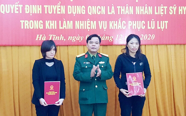 Tuyển dụng, trao quân hàm quân nhân chuyên nghiệp cho thân nhân các liệt sỹ Rào Trăng 3 và Đoàn 337 - Ảnh 2.