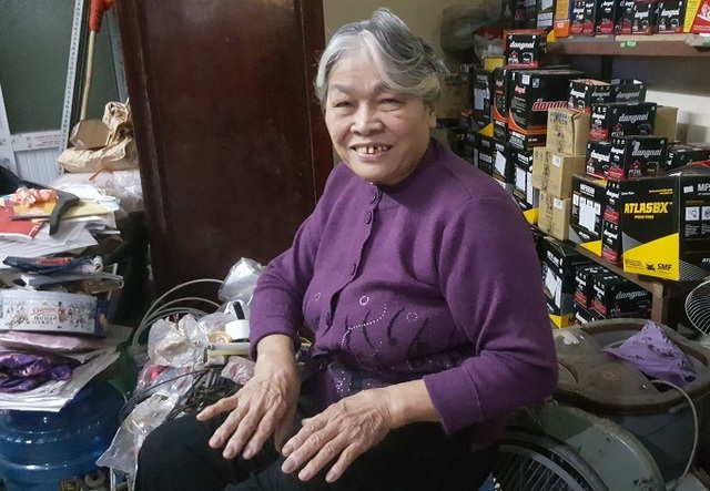 Người phụ nữ Hà thành hơn 50 năm làm nghề sửa chữa ô tô - Ảnh 1.