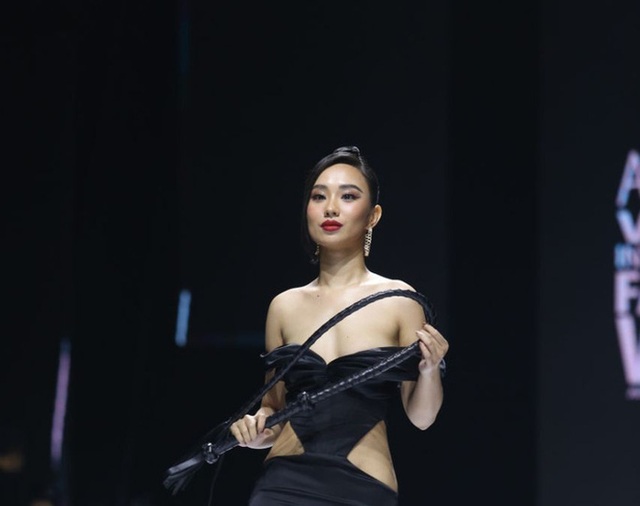  Người mẫu nữ bị lộ ngực khi trình diễn ở Tuần lễ thời trang Việt Nam  - Ảnh 1.